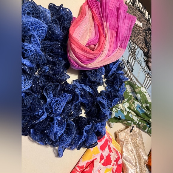 9️⃣Lot of 9 Random Scarves in Varying Colors/Sizes/Brands/Materials/Conditions - Picture 14 of 17